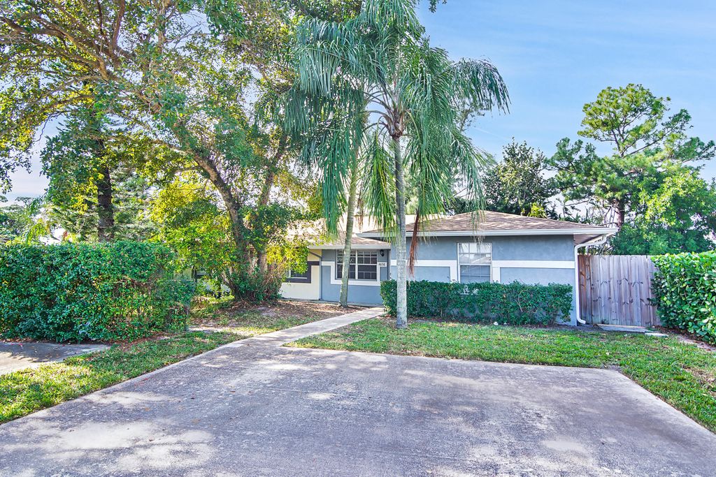 4858 Arthur Street, Palm Beach Gardens, FL 33418