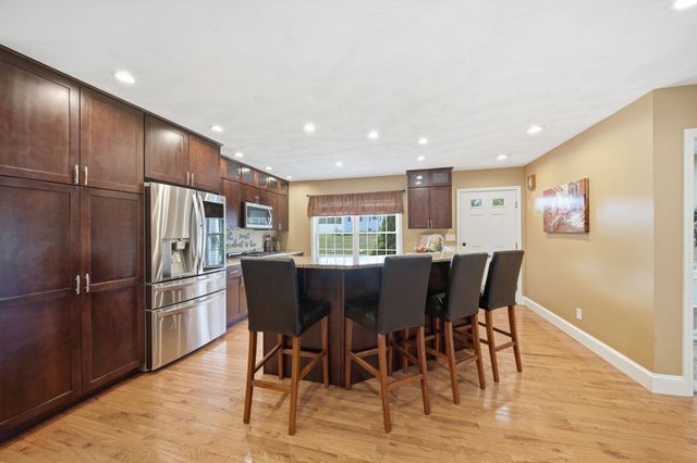 39 Tomahawk Dr, Tewksbury, MA 01876