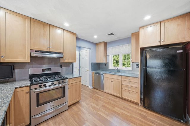 39 Tomahawk Dr, Tewksbury, MA 01876