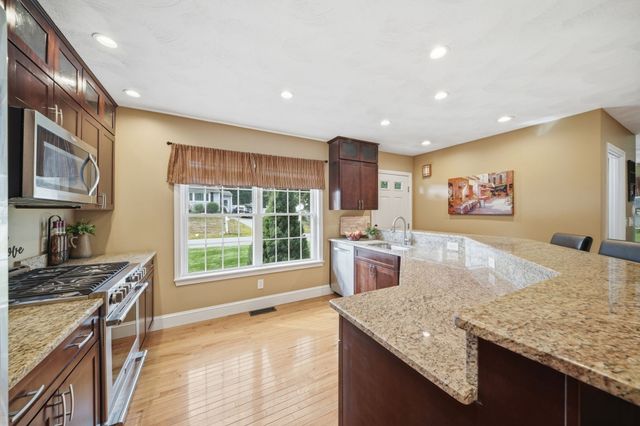 39 Tomahawk Dr, Tewksbury, MA 01876