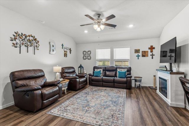 402 Perry PL, Rockdale, TX 76567