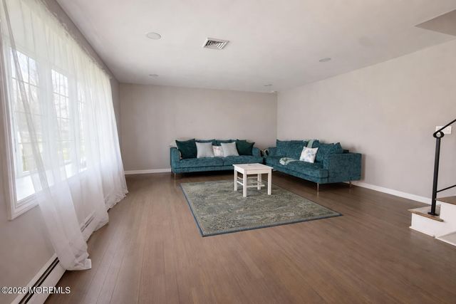 8 Schelly Drive, Middletown, NJ 07748