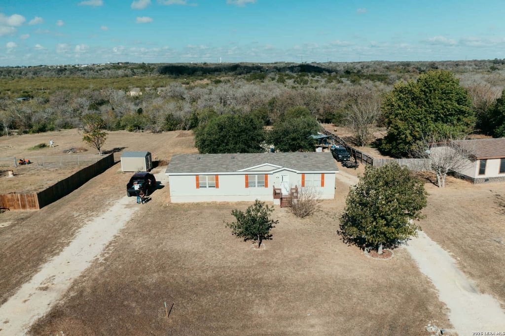 153 Davie, Marion, TX 78124