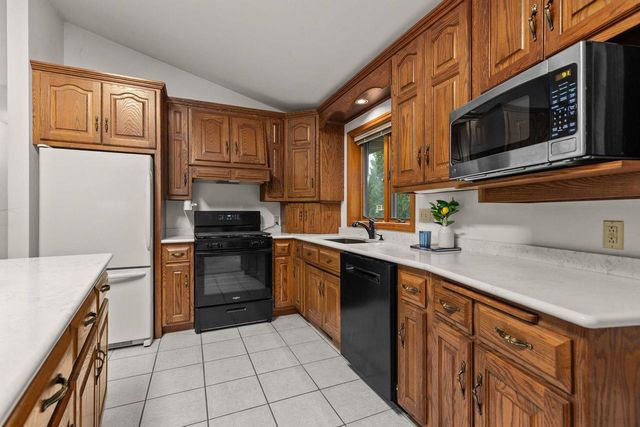 21 KENSINGTON COURT, Appleton, WI 54915