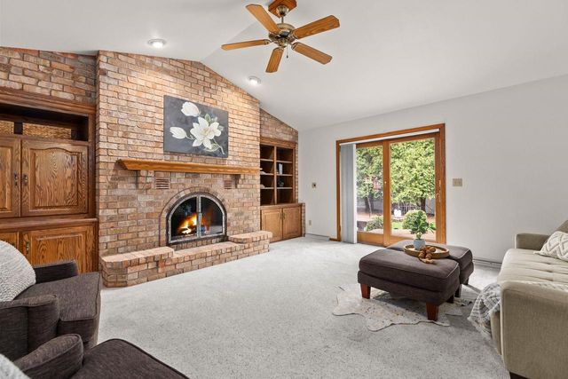 21 KENSINGTON COURT, Appleton, WI 54915