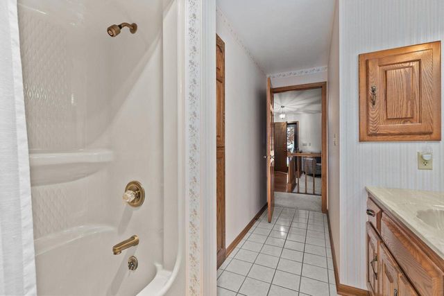 21 KENSINGTON COURT, Appleton, WI 54915
