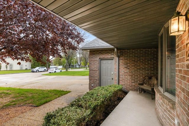 21 KENSINGTON COURT, Appleton, WI 54915