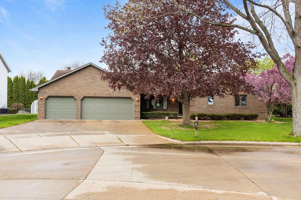 21 KENSINGTON COURT, Appleton, WI 54915
