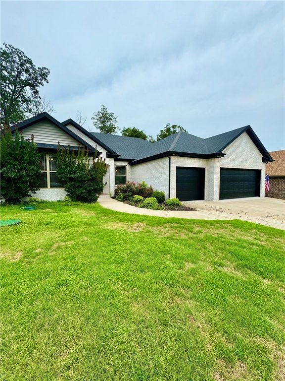 1300 Hickory Street, Cave Springs, AR 72718