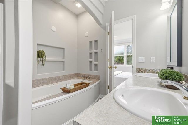 9816 S 28th Avenue Circle, Bellevue, NE 68123