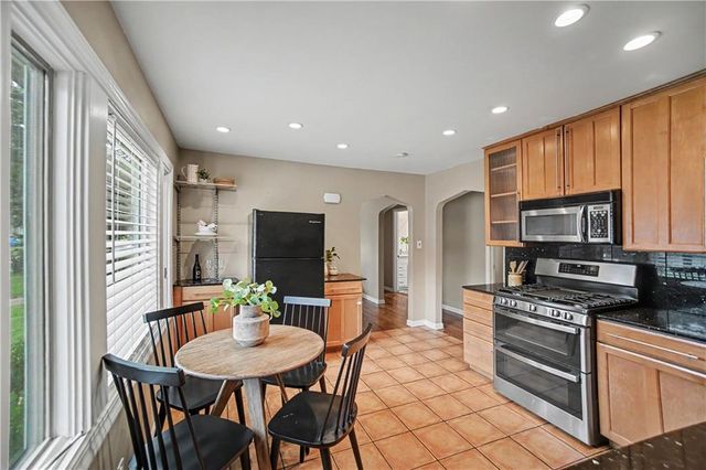 2200 W 74th Terrace, Prairie Village, KS 66208