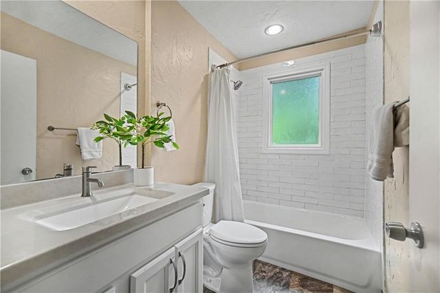 2200 W 74th Terrace, Prairie Village, KS 66208