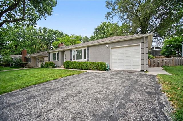 2200 W 74th Terrace, Prairie Village, KS 66208