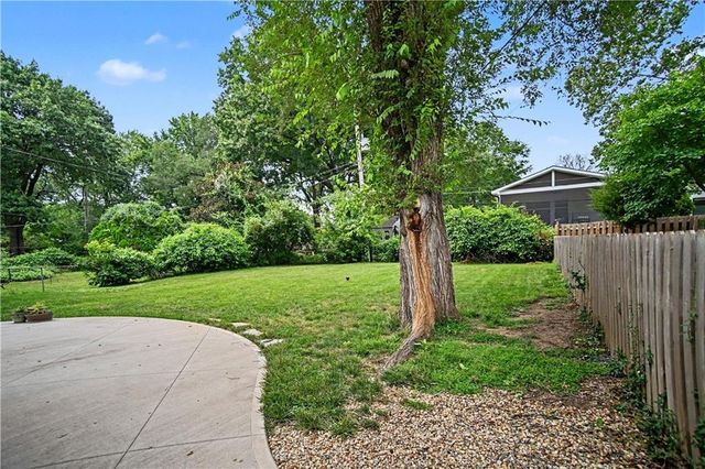 2200 W 74th Terrace, Prairie Village, KS 66208