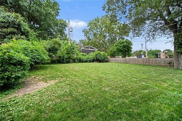 2200 W 74th Terrace, Prairie Village, KS 66208
