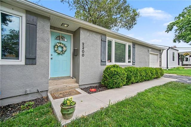 2200 W 74th Terrace, Prairie Village, KS 66208