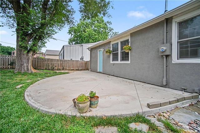 2200 W 74th Terrace, Prairie Village, KS 66208