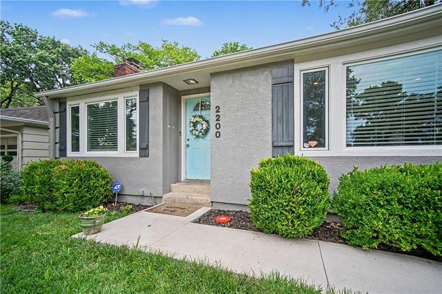 2200 W 74th Terrace, Prairie Village, KS 66208