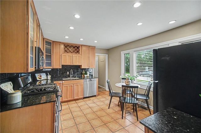 2200 W 74th Terrace, Prairie Village, KS 66208