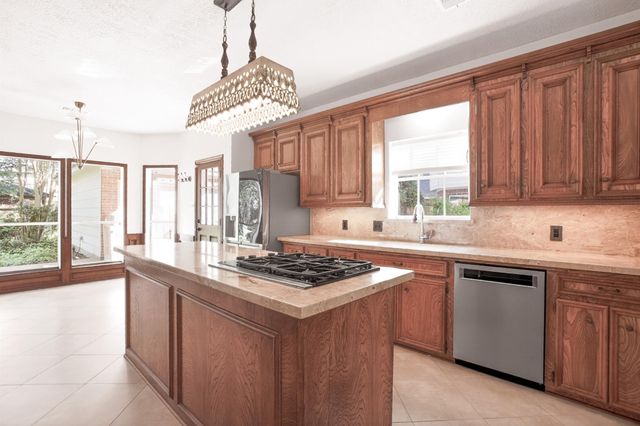 47 N Buck Ridge, The Woodlands, TX 77381