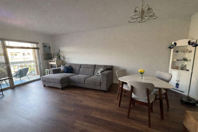 7730 Camino Real F-309, Miami, FL 33143