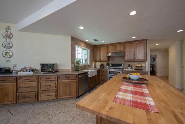 3900 W Allen Court, Visalia, CA 93291