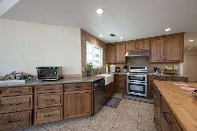 3900 W Allen Court, Visalia, CA 93291