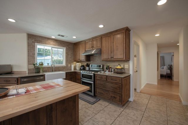 3900 W Allen Court, Visalia, CA 93291