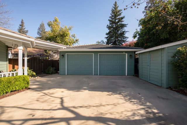 3900 W Allen Court, Visalia, CA 93291