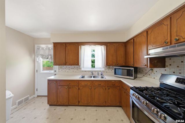 5203 N SHERIDAN Road, Peoria, IL 61614