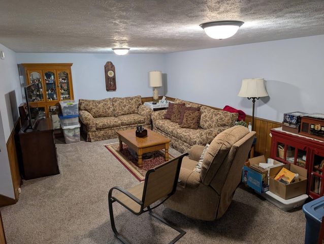 815 Mike Dr, Salina, KS 67401