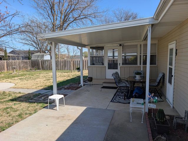 815 Mike Dr, Salina, KS 67401