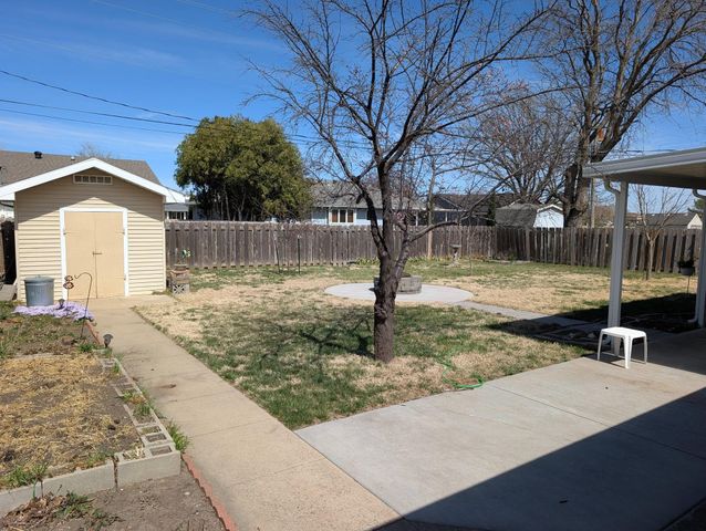 815 Mike Dr, Salina, KS 67401