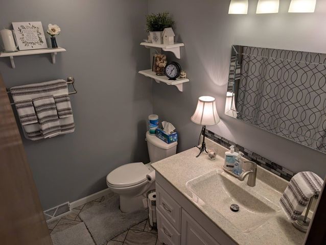 815 Mike Dr, Salina, KS 67401