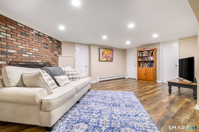 44 Newfield Court, Stamford, CT 06905