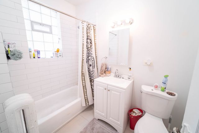 7644 N Greenview Avenue 2W, Chicago, IL 60626