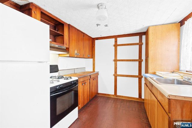 33 Oak Street, Bloomfield, NJ 07003