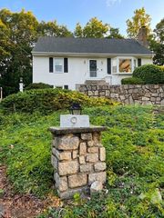 9 Briar Hill Road, North Providence, RI 02904