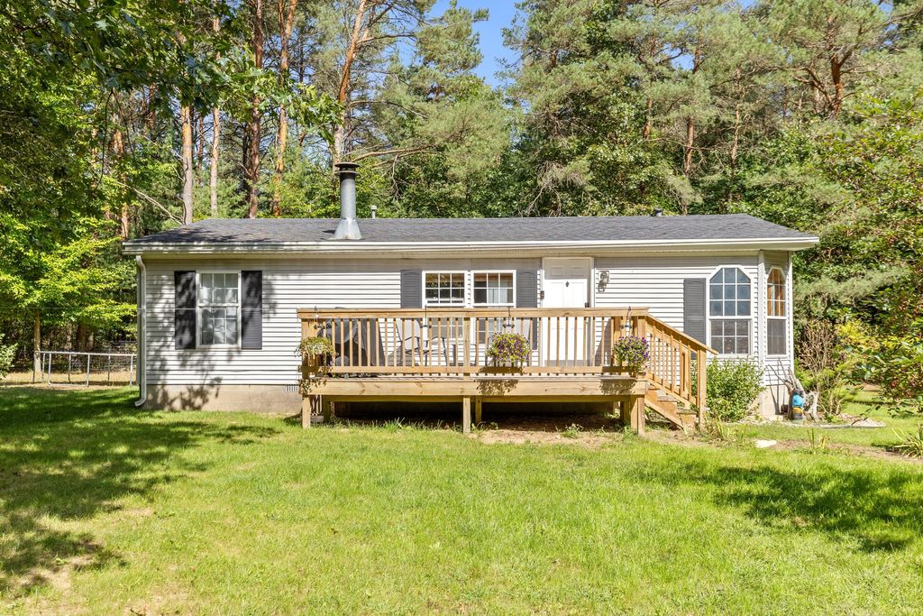 13113 Pinewood Street NE, Gowen, MI 49326