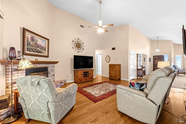 561 Shady Glen Ave, Vacaville, CA 95688