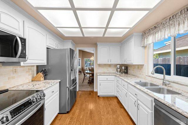 561 Shady Glen Ave, Vacaville, CA 95688