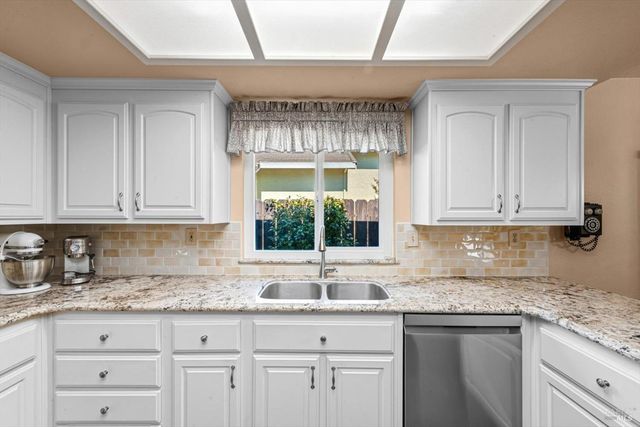 561 Shady Glen Ave, Vacaville, CA 95688