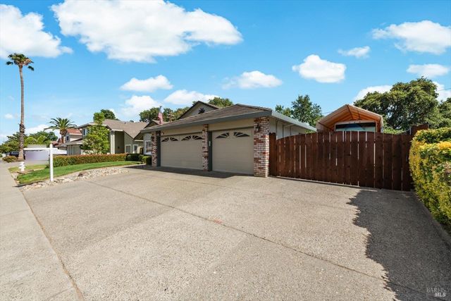 561 Shady Glen Ave, Vacaville, CA 95688