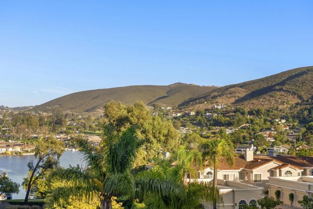 1636 Via Caminar, San Marcos, CA 92078