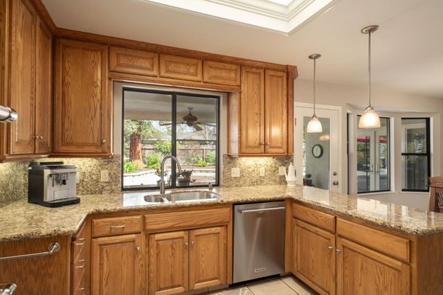 1572 E Decatur Avenue, Fresno, CA 93720