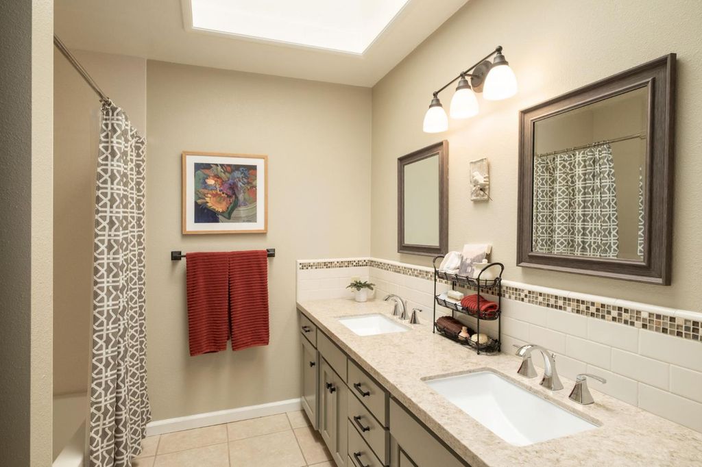 Image 19 of property listing at 1572 E Decatur Avenue, Fresno, CA 93720