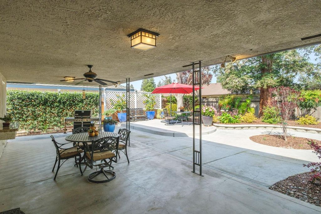 Image 28 of property listing at 1572 E Decatur Avenue, Fresno, CA 93720