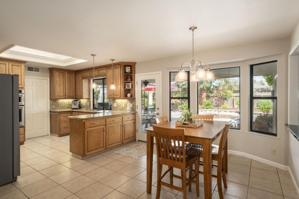 Image 5 of property listing at 1572 E Decatur Avenue, Fresno, CA 93720