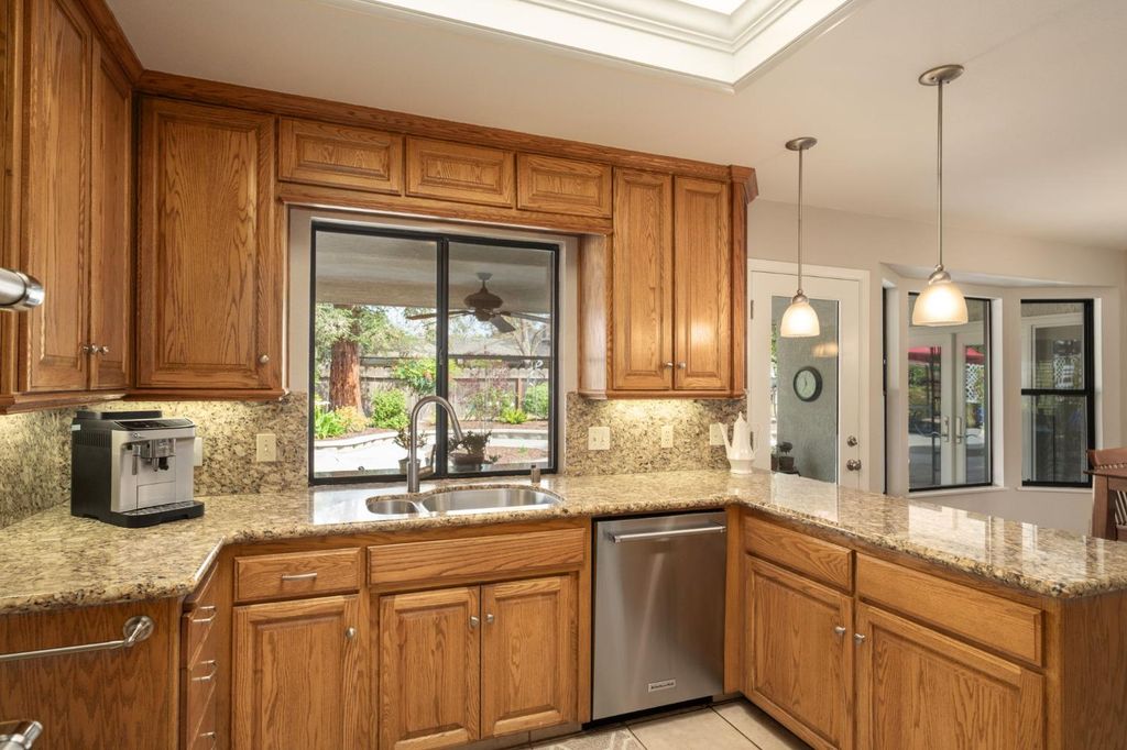 Image 8 of property listing at 1572 E Decatur Avenue, Fresno, CA 93720