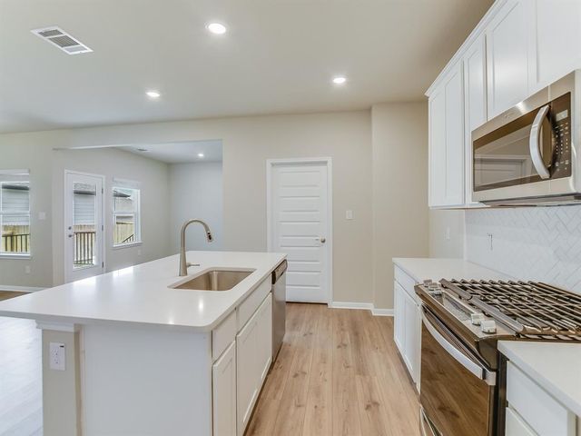 114 Fairmeadow Downs DR, Hutto, TX 78634